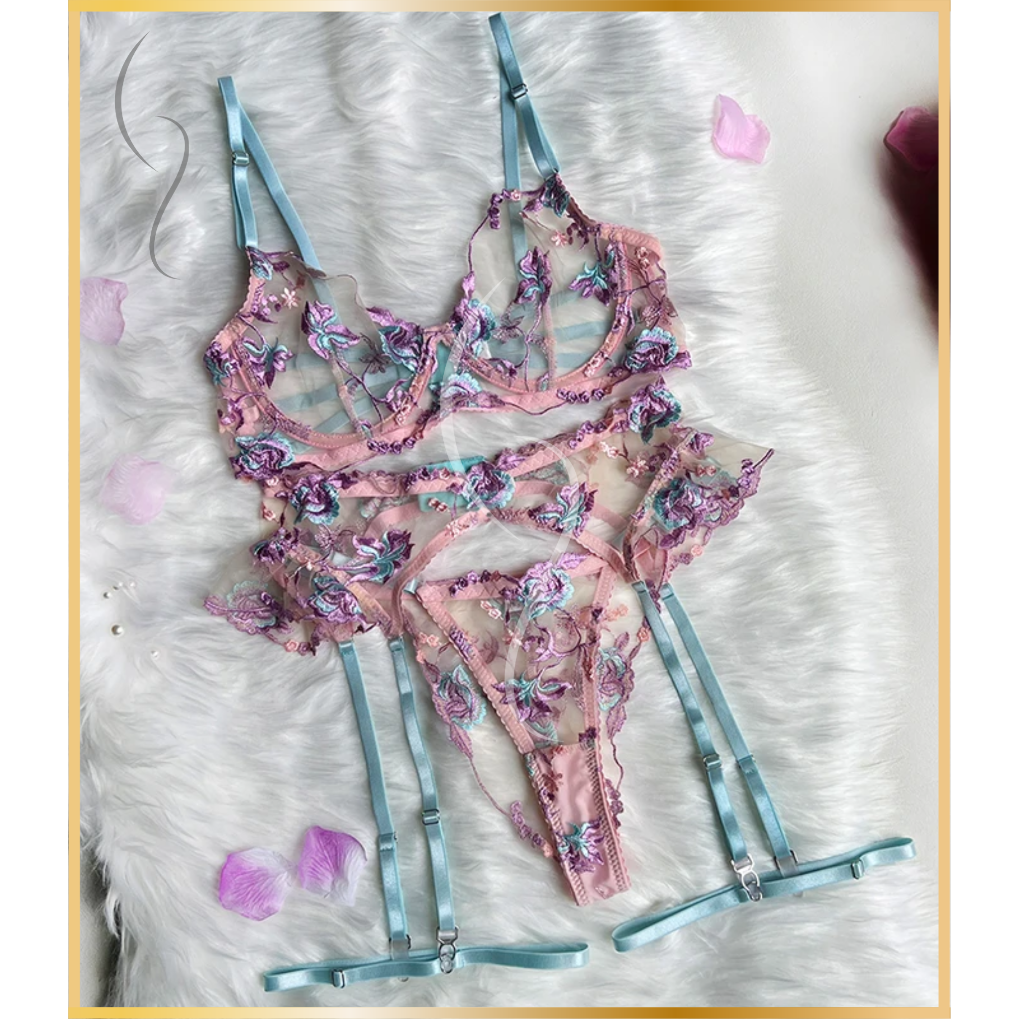 Al Rakis, inspirada pela estrela homônima na constelação de Peixes, é uma peça delicada e sofisticada. Composta por três peças em tom de lavanda, esta lingerie é um convite para explorar um universo de romance e elegância. Os detalhes em renda meticulosamente trabalhada evocam a sutileza e a feminilidade, envolvendo cada curva com graça e estilo. Vista a Al Rakis e mergulhe em um mundo de sensações suaves e apaixonadas, onde o encanto do cosmos se encontra com a beleza feminina.